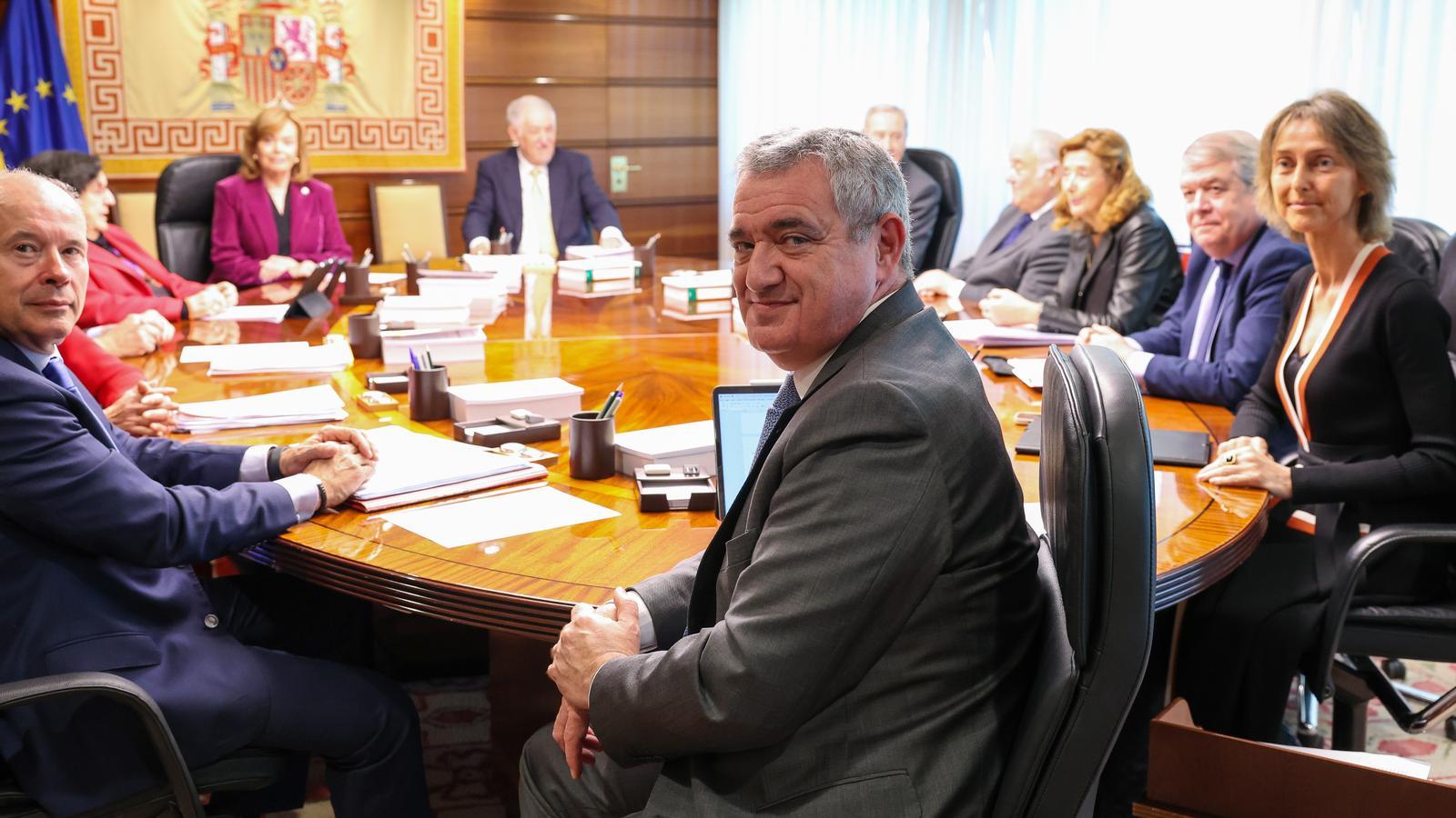 En primer pla, el magistrat José María Macías, durant un ple del Tribunal Constitucional