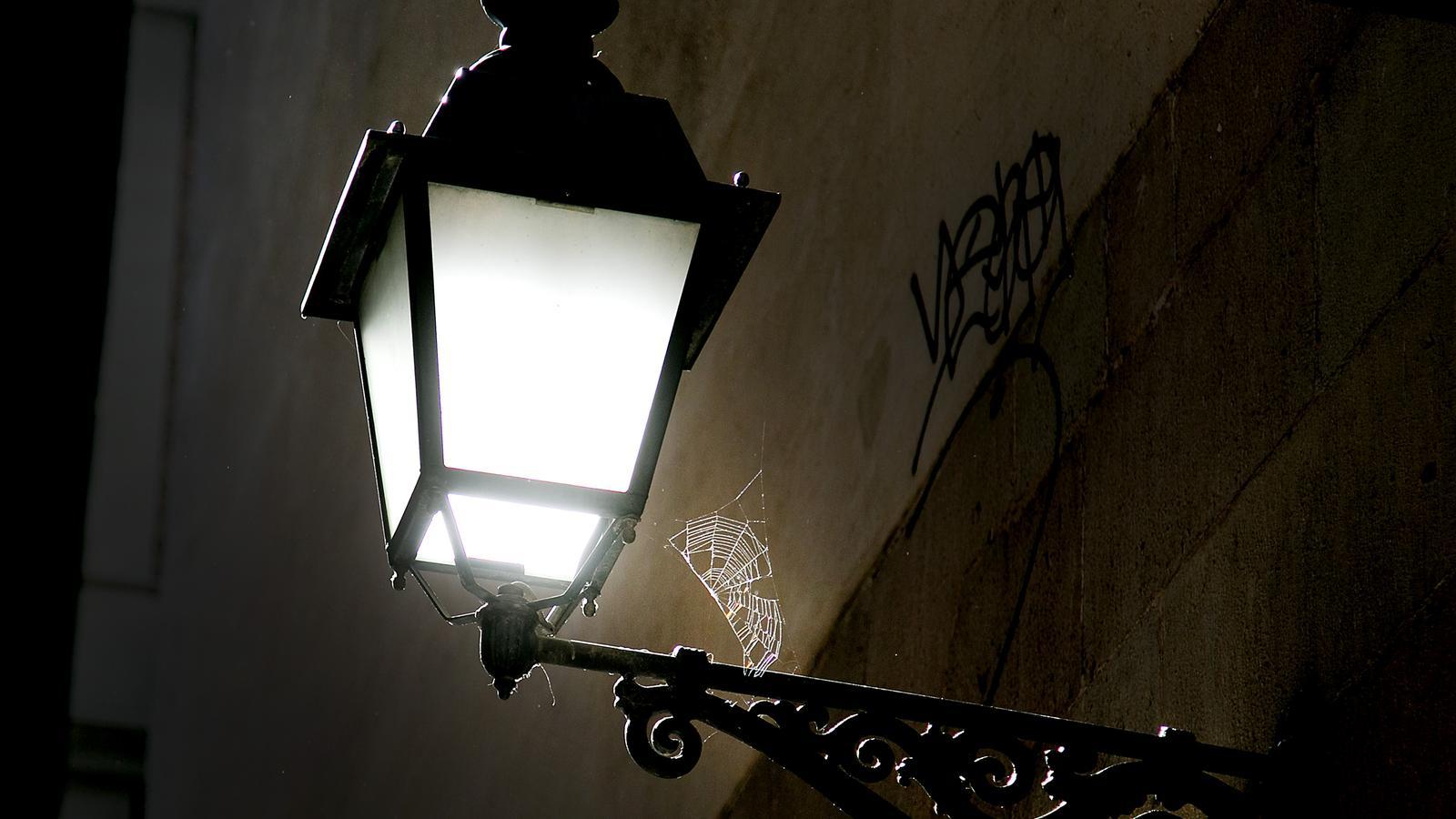 Una farola encendida de una calle de Barcelona.