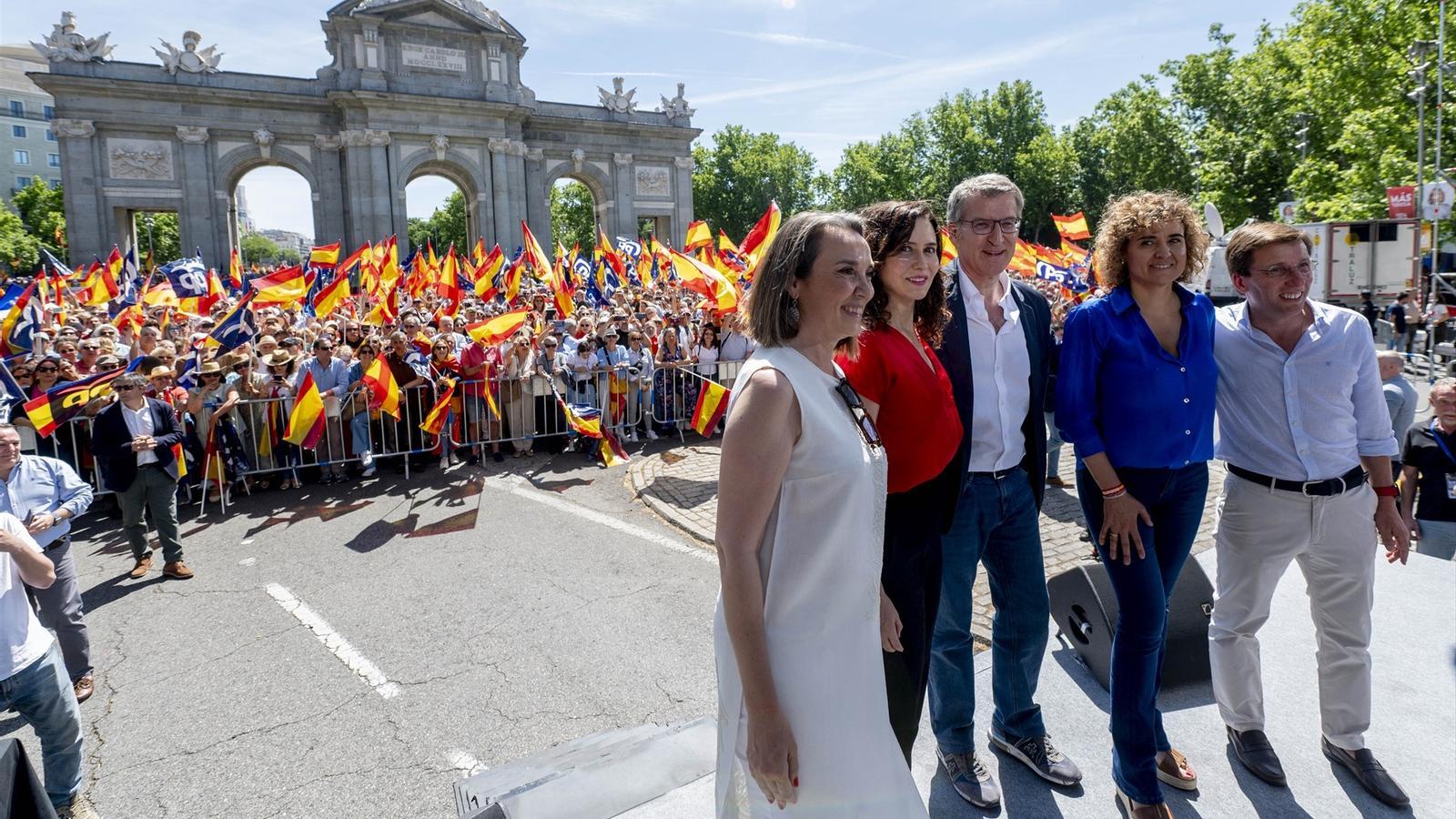 Dirigentes del PP en la protesta del partido contra la amnistía en la Puerta de Alcalá de Madrid