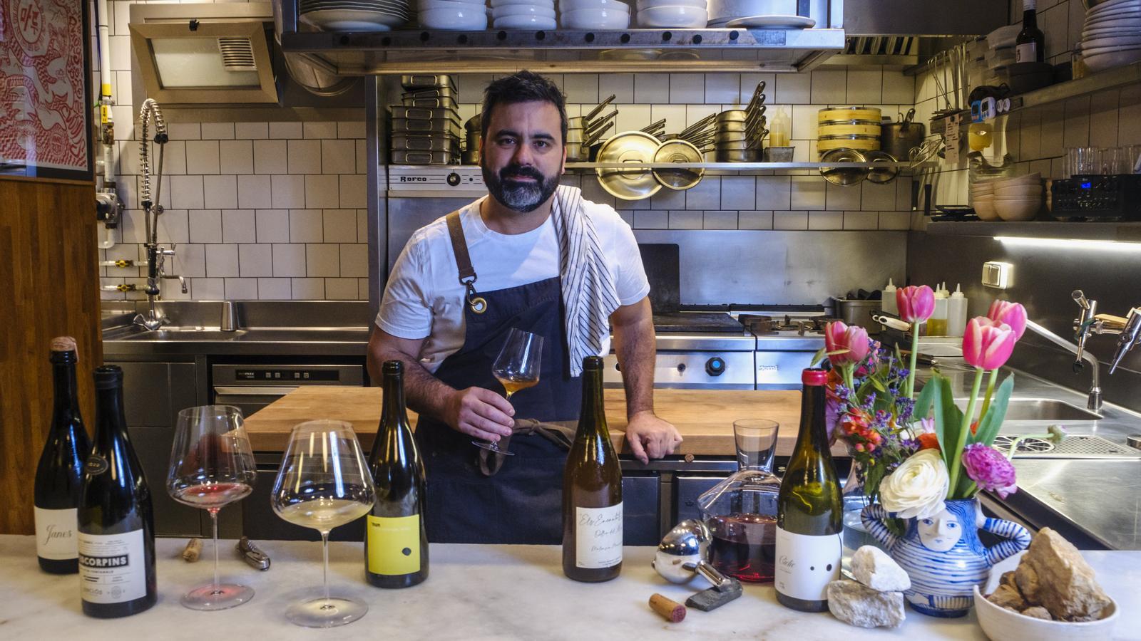 El cocinero Carlos Pérez de Rozas, rodeado de lo que considera los ingredientes esenciales de su Berbena que está a punto de expandirse