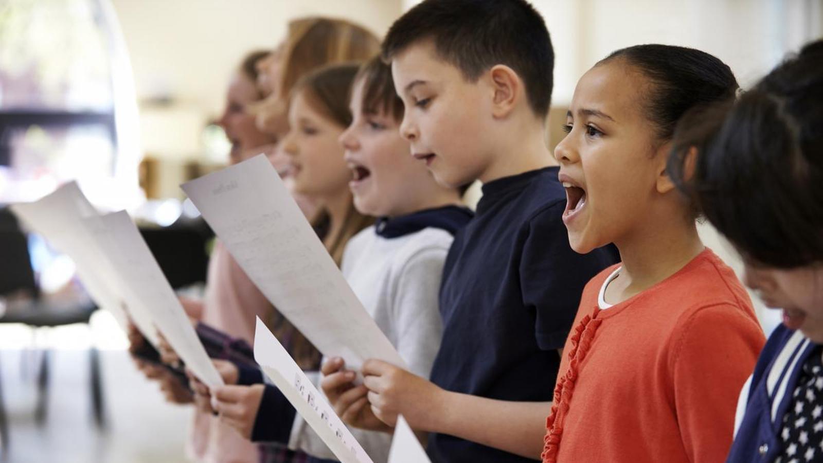 Niños cantando en clase