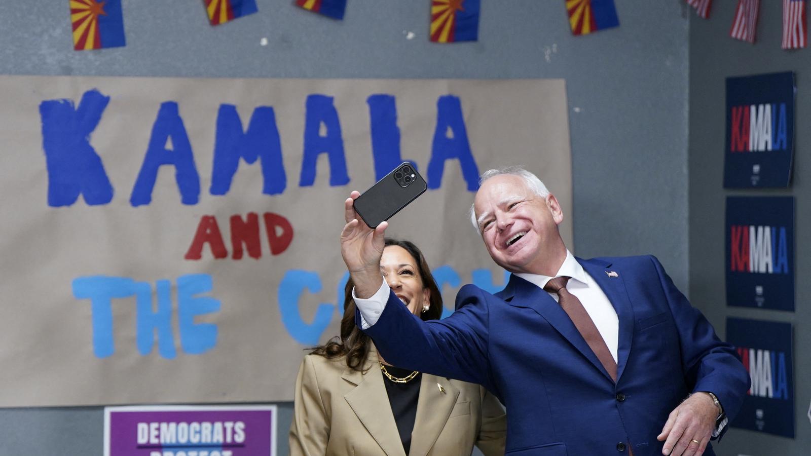 Kamala Harris i Tim Walz es fan una foto en una oficina de campanya de Phoenix, Arizona, aquest dijous
