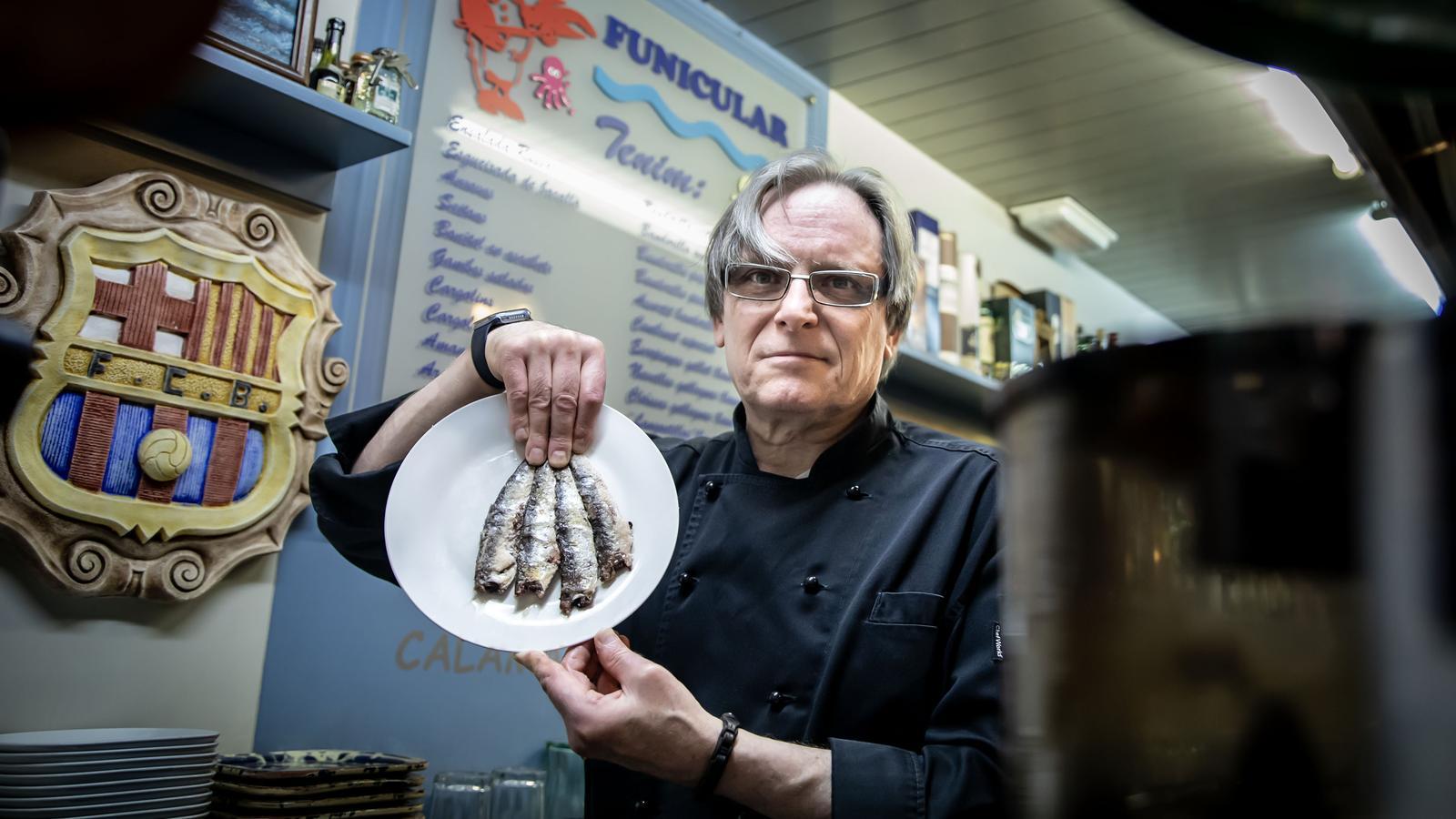 Sergi Planes con unas anchoas del cantábrico en la barra del restaurante Funicular.